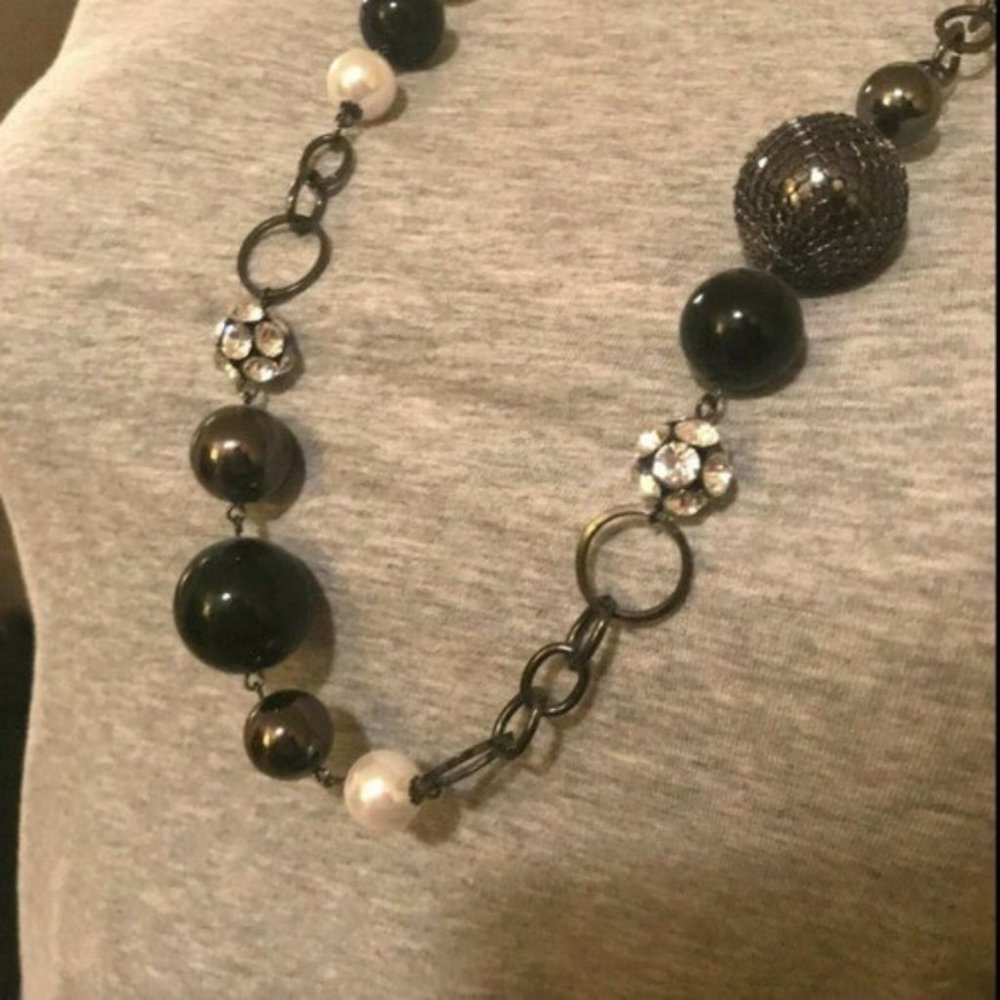 OSFA: Unbranded Black, White and Dark Silver Beaded Necklace - Picture 4 of 6
